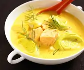 Cremige Lauchsuppe mit Lachs und Dill