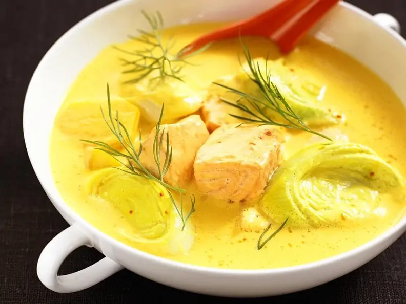 Cremige Lauchsuppe mit Lachs und Dill