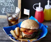 Burger mit knusprigen Zwiebelringen
