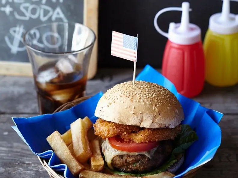 Burger mit knusprigen Zwiebelringen