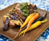 Gegrillte Lammkoteletts mit gebackenem Gemüse und Minzpesto