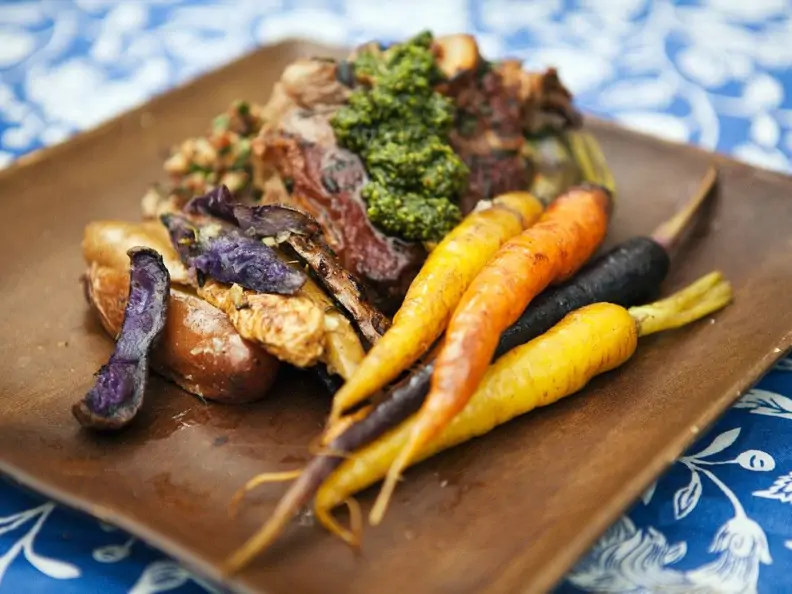 Gegrillte Lammkoteletts mit gebackenem Gemüse und Minzpesto