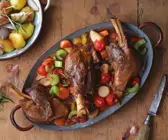 Lammhaxen mit Gemüse und Kartoffeln