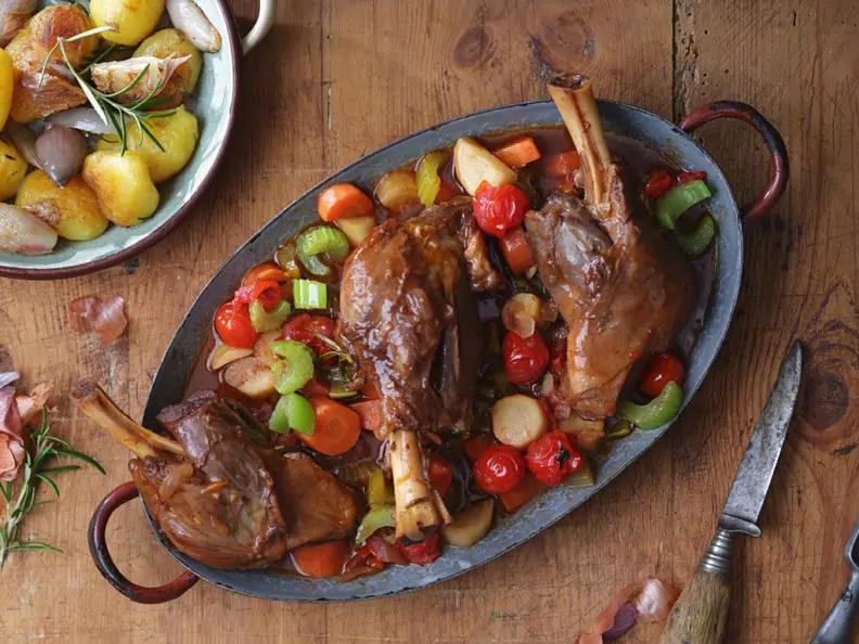 Lammhaxen mit Gemüse und Kartoffeln