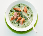 Grünkohlsuppe mit Mettwurst