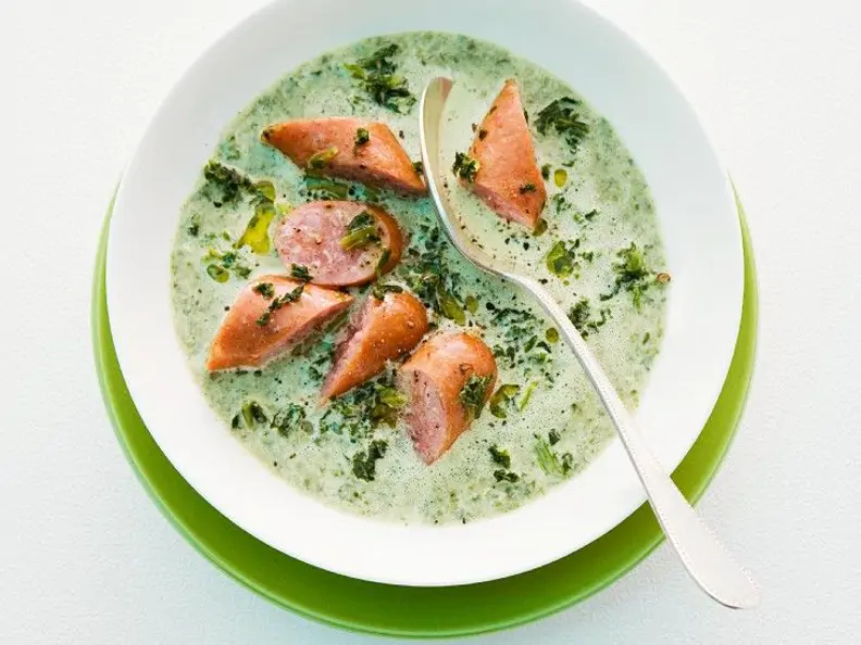 Grünkohlsuppe mit Mettwurst