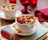Kleiner Pie mit Äpfeln und Himbeeren
