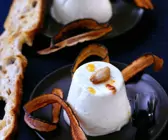 Herzhafte Knoblauch-Panna-Cotta mit frittierten Schwarzwurzeln