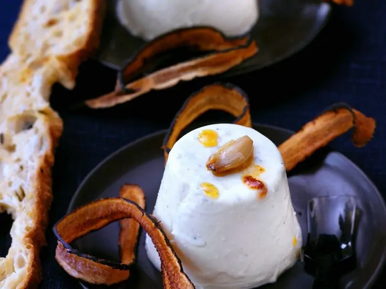 Herzhafte Knoblauch-Panna-Cotta mit frittierten Schwarzwurzeln