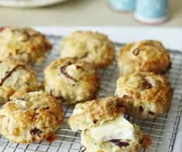 Herzhafte Scones mit Tomaten und Käse