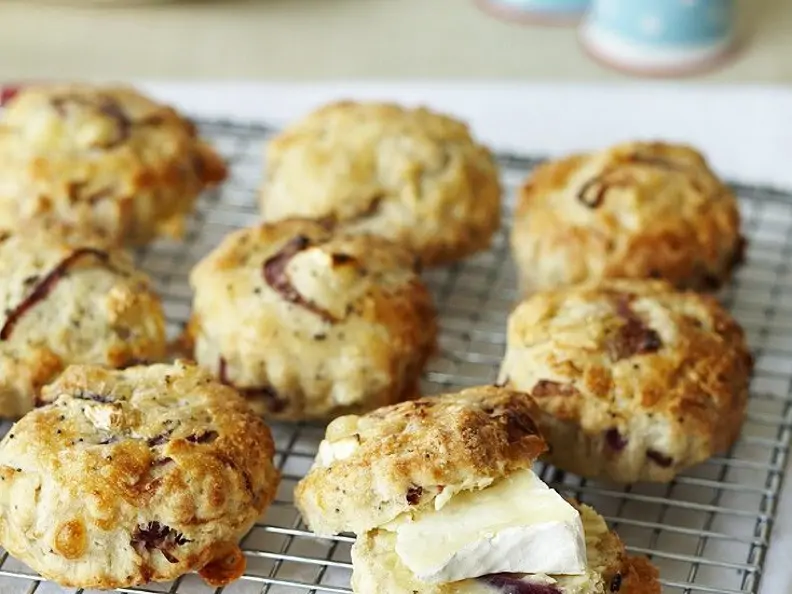 Herzhafte Scones mit Tomaten und Käse