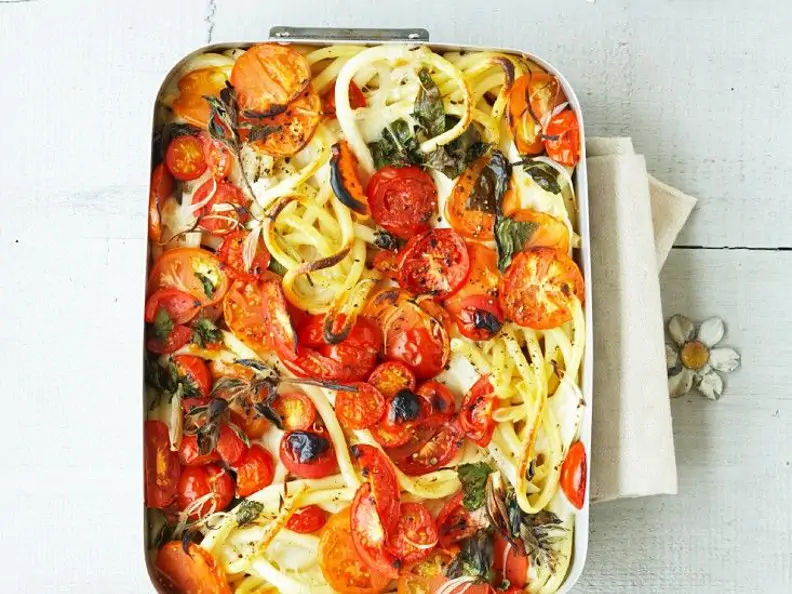 Makkaroni-Auflauf mit Tomaten und Kräutern