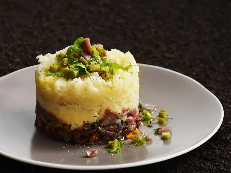 Ochsenschwanzragout mit Kartoffelhaube