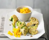Sesambrokkoli mit Mango-Dip