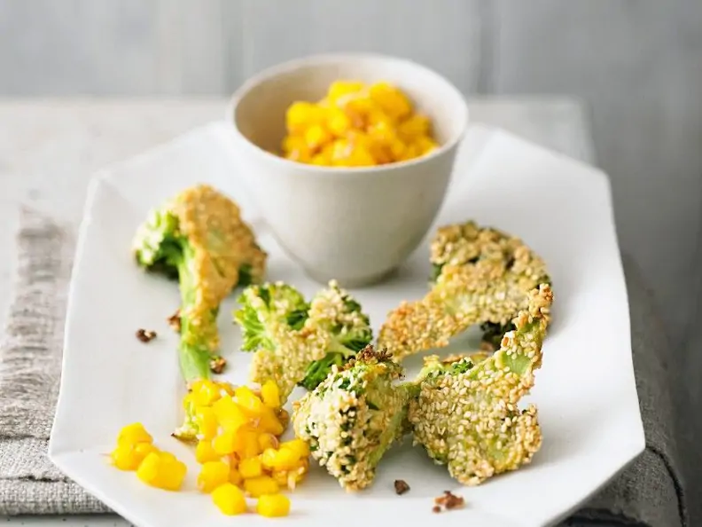 Sesambrokkoli mit Mango-Dip