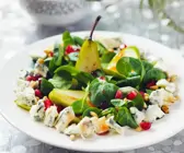 Herbstlicher Salat mit Rapunzel, Birne und Blauschimmelkäse