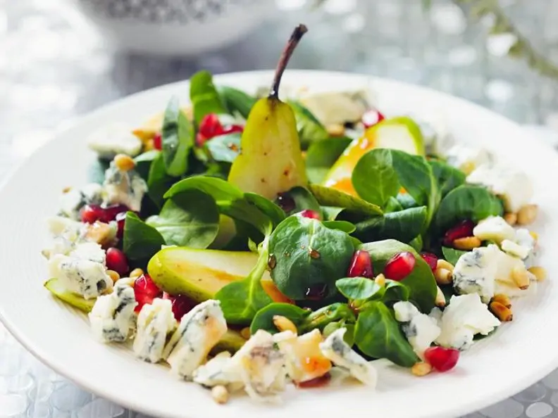 Herbstlicher Salat mit Rapunzel, Birne und Blauschimmelkäse
