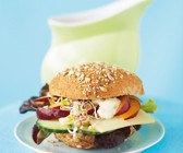 Käsaburger mit Pflaume und Sprossen