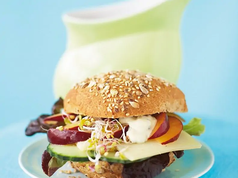 Käsaburger mit Pflaume und Sprossen