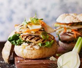 Burger mit Hähnchen, Hummus und Salat