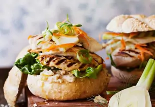 Burger mit Hähnchen, Hummus und Salat