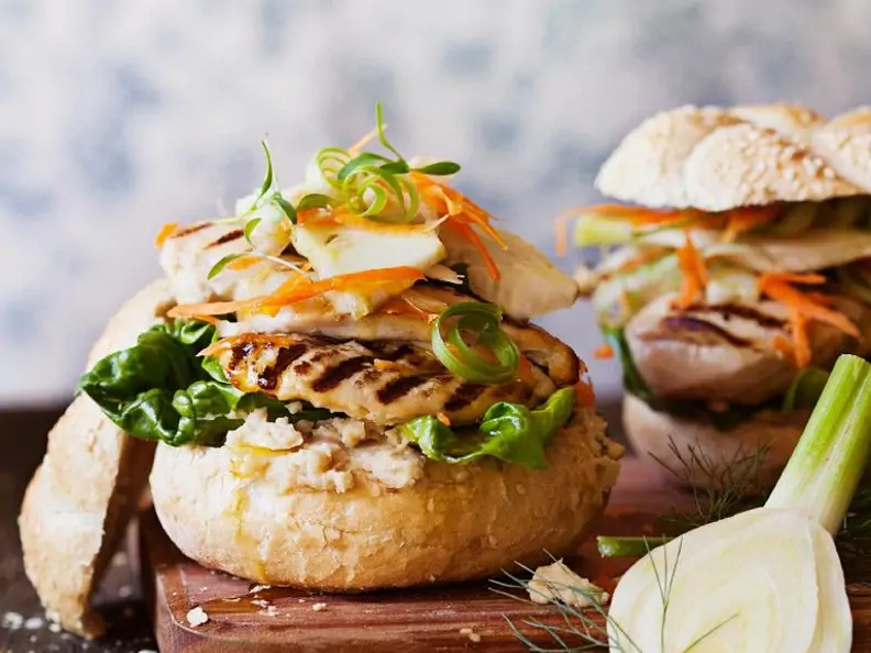 Burger mit Hähnchen, Hummus und Salat