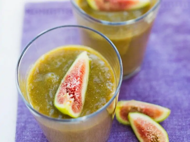 Salat-Feigen-Smoothie mit Pfirsich und Melone