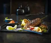 Lammspießchen mit Bulgursalat und Dip
