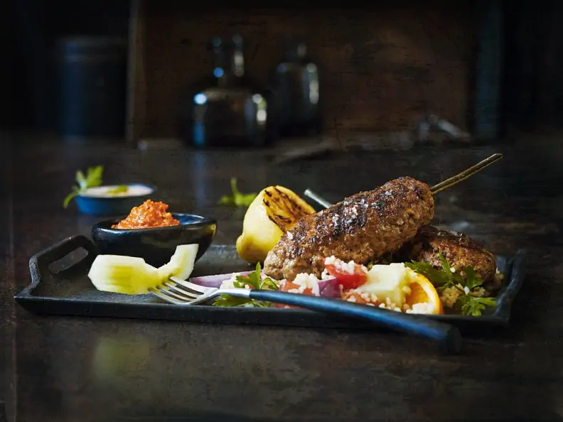 Lammspießchen mit Bulgursalat und Dip