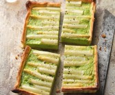 Blätterteigtarte mit Spargel und Erbsen