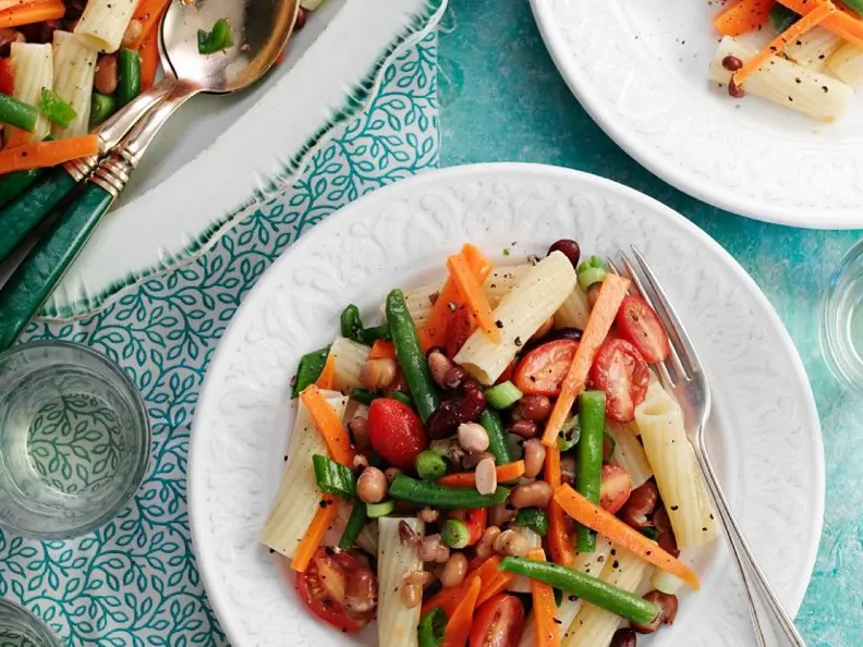 Nudelsalat mit Bohnen und Gemüse