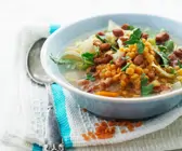 Rote Linsensuppe mit Gemüse und Speck
