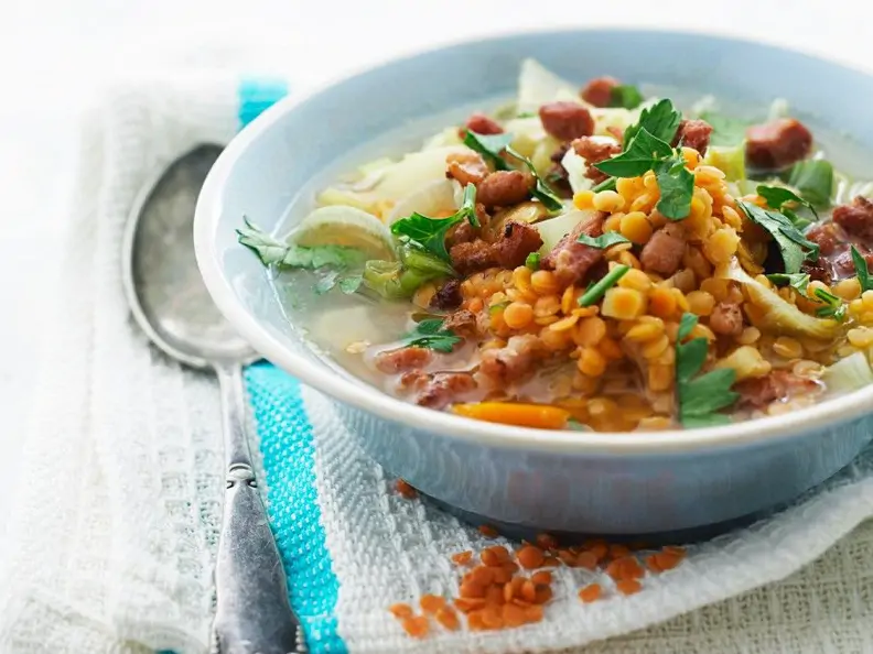 Rote Linsensuppe mit Gemüse und Speck
