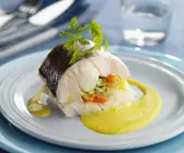 Seehecht mit Gemüse und cremiger Sauce