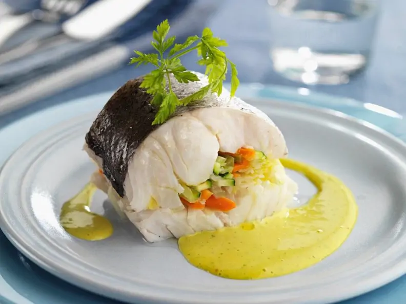 Seehecht mit Gemüse und cremiger Sauce