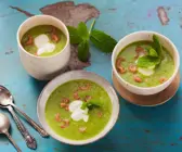 Scharfe Erbsensuppe mit Krabben