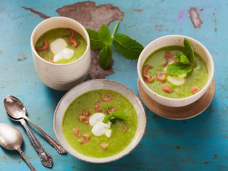 Scharfe Erbsensuppe mit Krabben