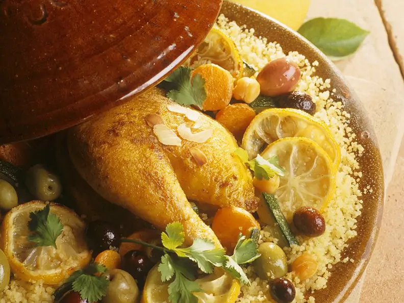 Tajine mit Hähnchen, Gemüse, Oliven und Zitrone