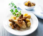 Drumsticks mit gebackenen Kartoffeln und Pfifferlingen