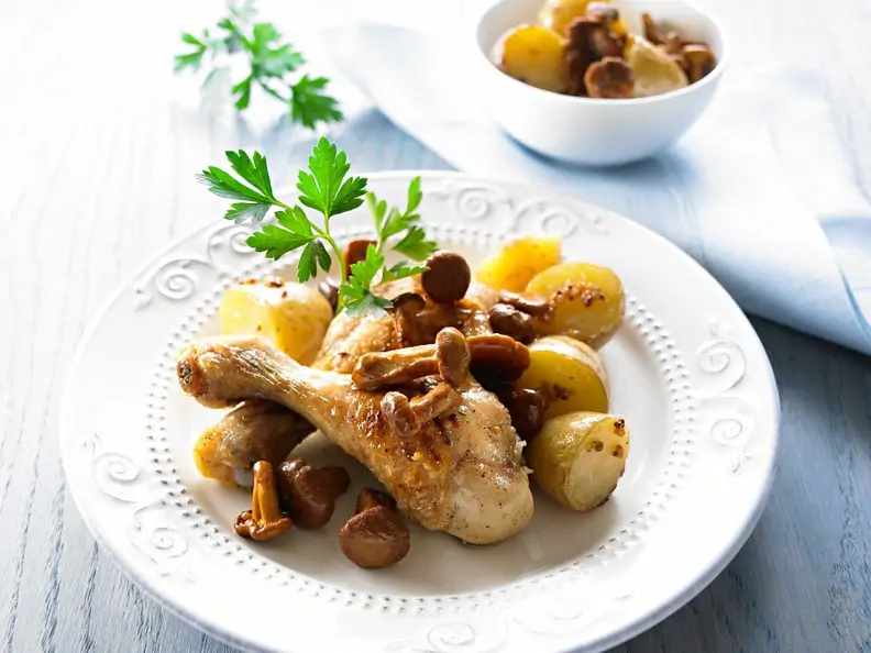 Drumsticks mit gebackenen Kartoffeln und Pfifferlingen