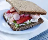 Vollkornsandwich mit Shrimps und Erdbeeren