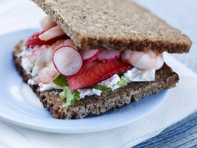 Vollkornsandwich mit Shrimps und Erdbeeren