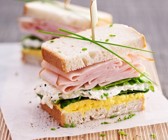 Eiersalat-Sandwich mit Hüttenkäse und Putenwurst