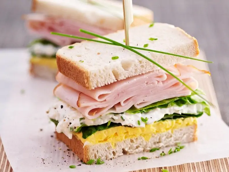 Eiersalat-Sandwich mit Hüttenkäse und Putenwurst