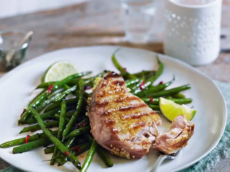 Thunfisch vom Grill mit grünen Bohnen