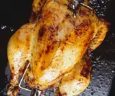 Gegrilltes Hähnchen auf schwarzem Untergrund