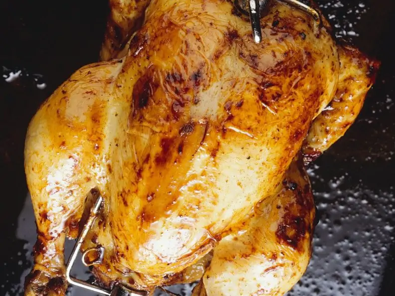 Gegrilltes Hähnchen auf schwarzem Untergrund