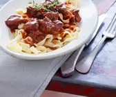 Ochsenschwanzragout mit Nudeln
