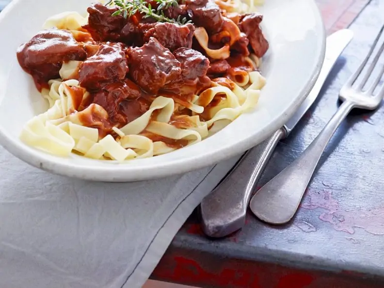 Ochsenschwanzragout mit Nudeln