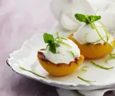 Pfirsiche vom Grill mit Eis und Limettenzesten